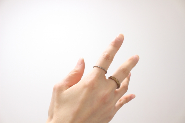 誕生石の指輪 リングをどの指につける 各指ごとに意味 云われがあります 誕生石の意味と効果 大切な方へのプレゼントにお勧めです